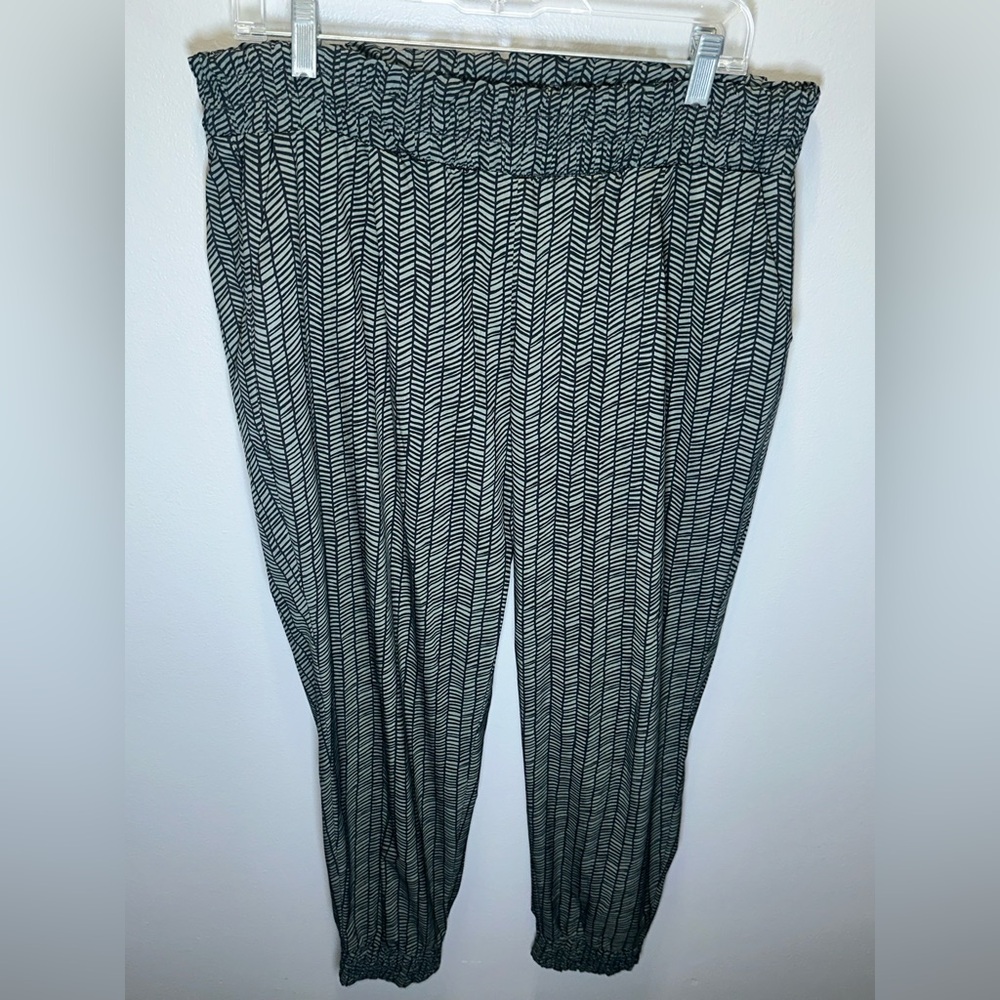 Athleta Women's Aliso Lightweight Chevron Print Jogger Size 14 Pull On Stretchy
